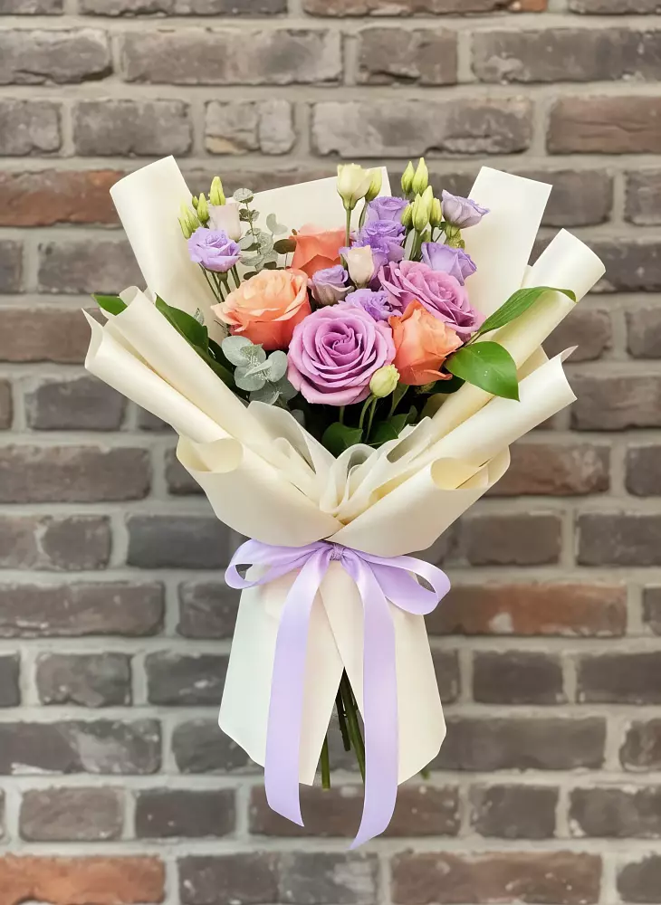 Букет цветов из: Лизиантусы и Розы в Промышленной