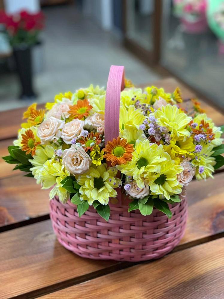 Цветочная композиция из Хризантемы и Розы в корзине в Промышленной
