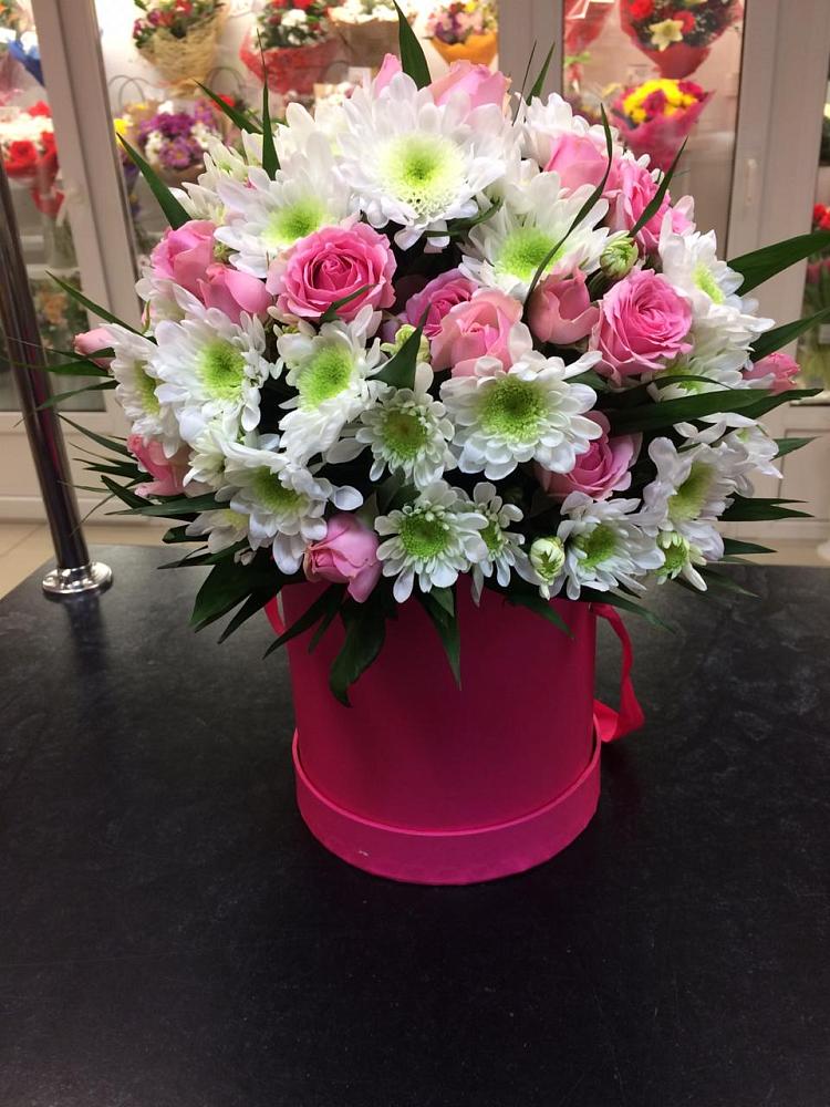 Цветочная композиция из Розы и Хризантемы в шляпной коробке в Промышленной