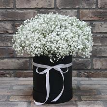 Цветочная композиция из Гипсофила в шляпной коробке в Промышленной